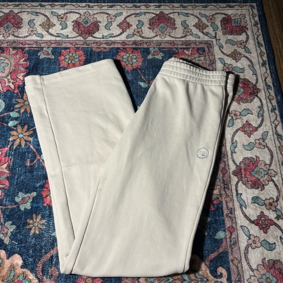VUORI Cream Flared Leg sweatpants - Picture 3 of 9